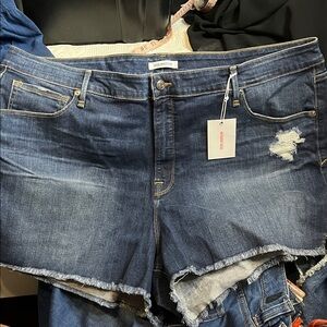 Good American Shorts Size 22